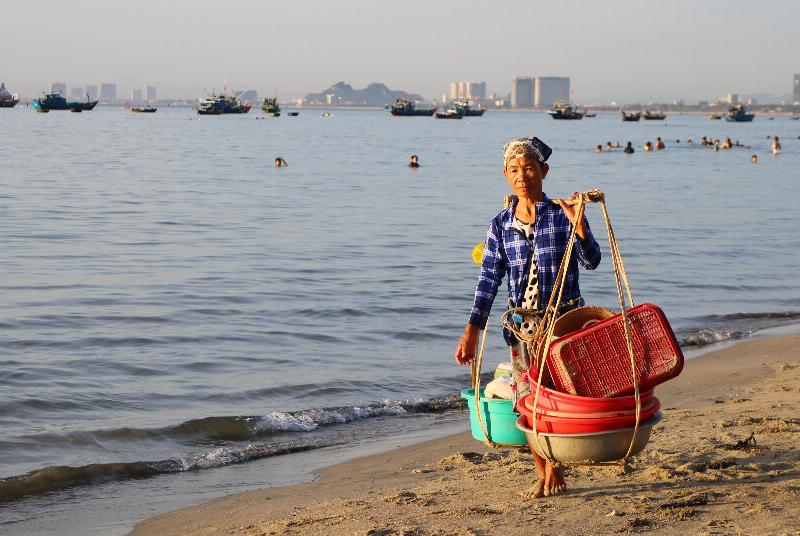 Người dân làng chài Phương Mai với cuộc sống mộc mạc, gắn bó với nghề biển.